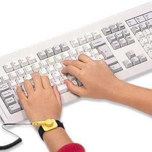 410144 Pulsera antiestática; Esencial para protección contra estática mientras se trabaja en una PC; Cable de 1.8 m.